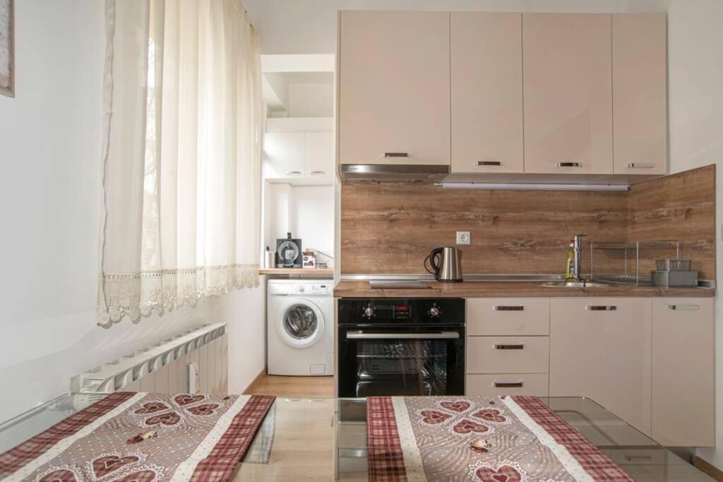 סופיה Elegant & Stylish 2 Bedroom Top Central Apartment מראה חיצוני תמונה